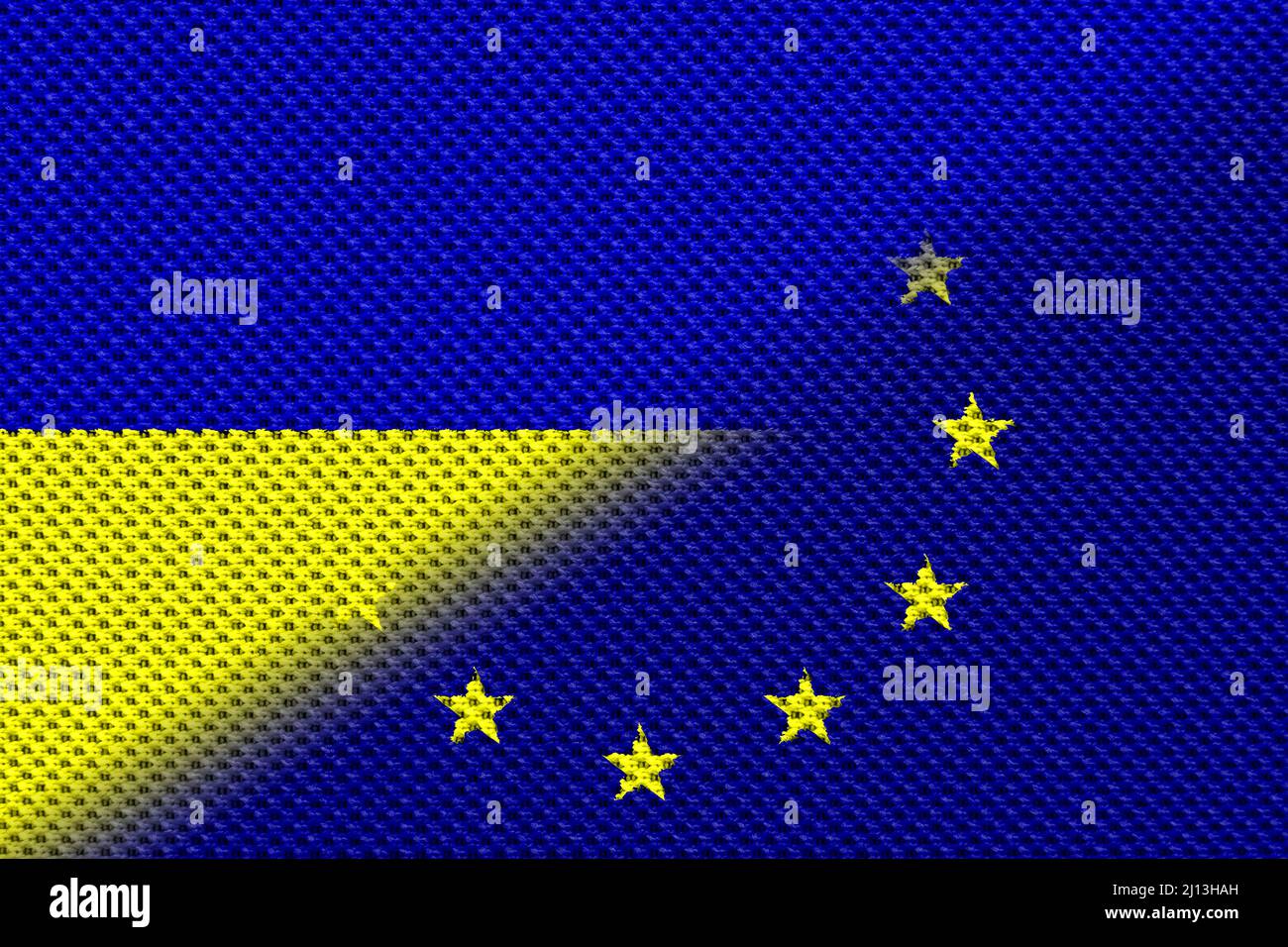 Europäische Union (EU) und Ukraine. Flagge der Europäischen Union und Flagge der Ukraine. Konzept der Hilfe, Vereinigung von Ländern, politische und wirtschaftliche Beziehungen.Euro Stockfoto