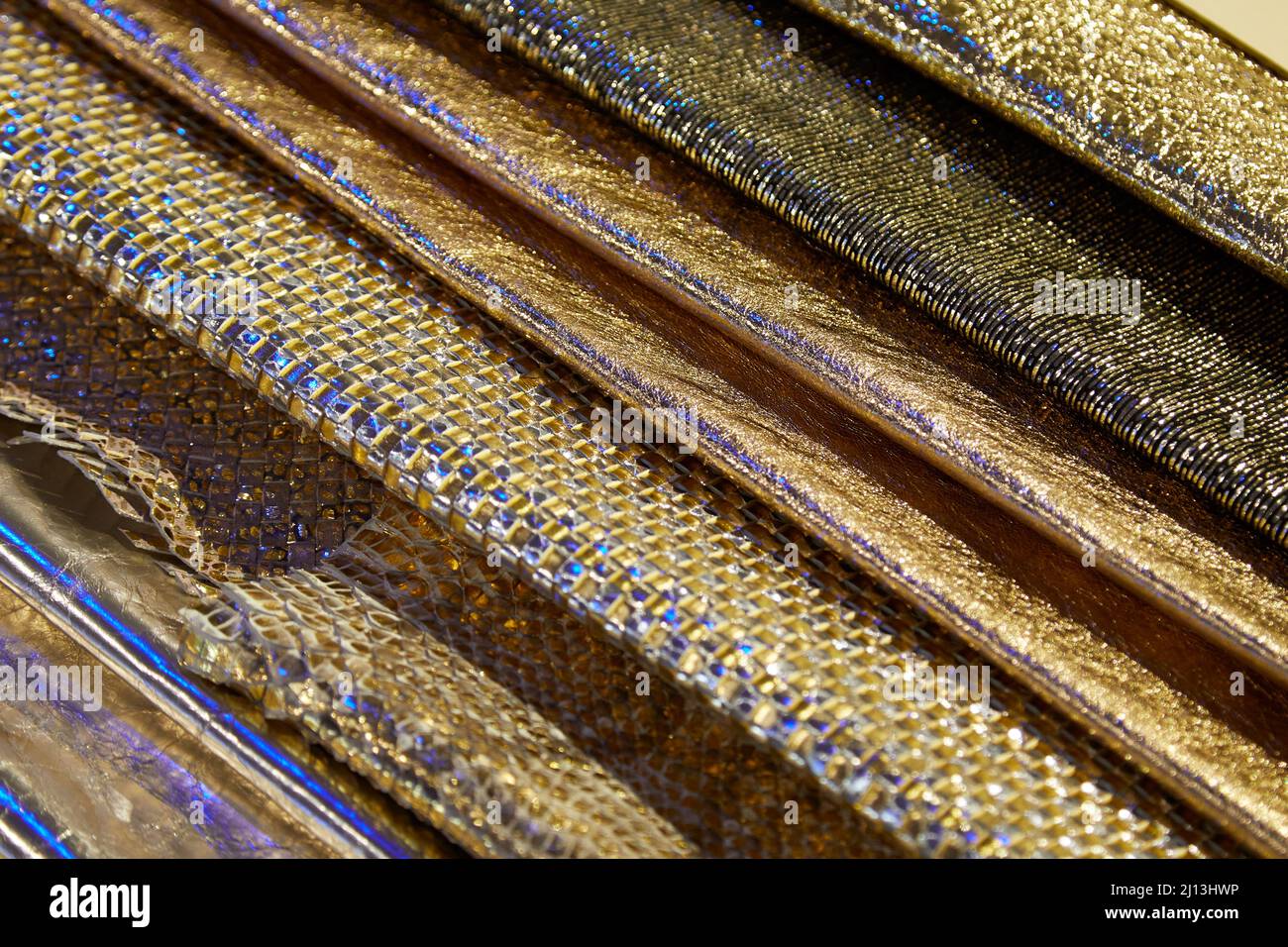 Gold, Bronze und Metallic bearbeitete Leder Proben Textur Hintergrund Stockfoto