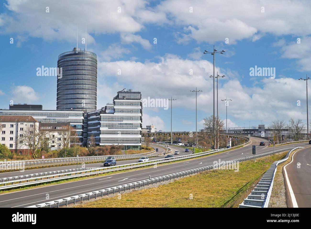Düsseldorf (Heerdt), Deutschland - März 9. 2022: Blick auf die Zubringerstraße des Highway A52 hinter dem vodafone-Campus-Turm ins Stadtzentrum Stockfoto
