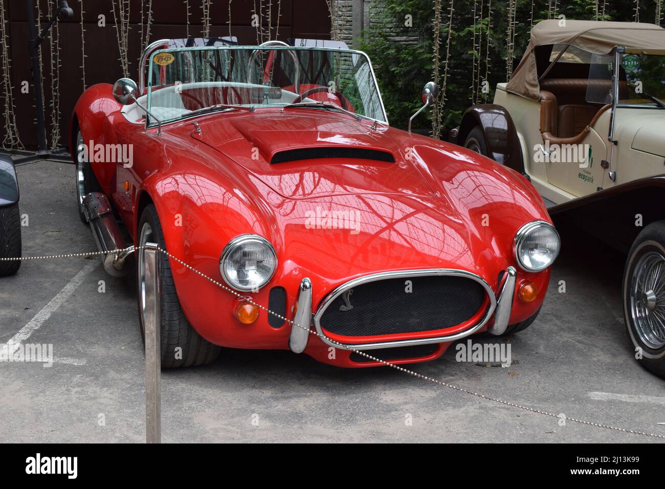 British Classic AC Shelby Cobra vintage Muskel Auto. Roadster. Charkow, Ukraine - 3. Juli 2021 Stockfoto