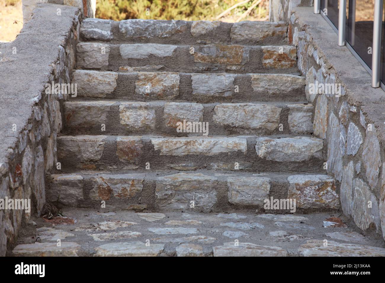 Steintreppe. Eine kleine Außentreppe aus Stein. Stockfoto