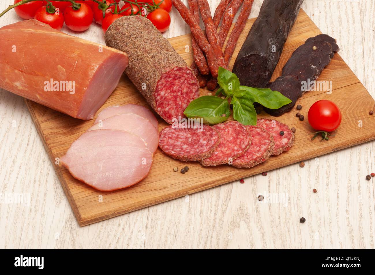 Geräuchertes Fleisch auf einem Holzbrett Stockfoto