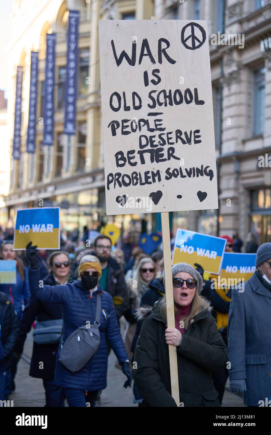 Helsinki, Finnland - 12. März 2022: Demonstranten bei einer Kundgebung gegen Russlands Krieg in der Ukraine, der Krieg ist Old School – die Menschen verdienen es, besser zu sein Stockfoto