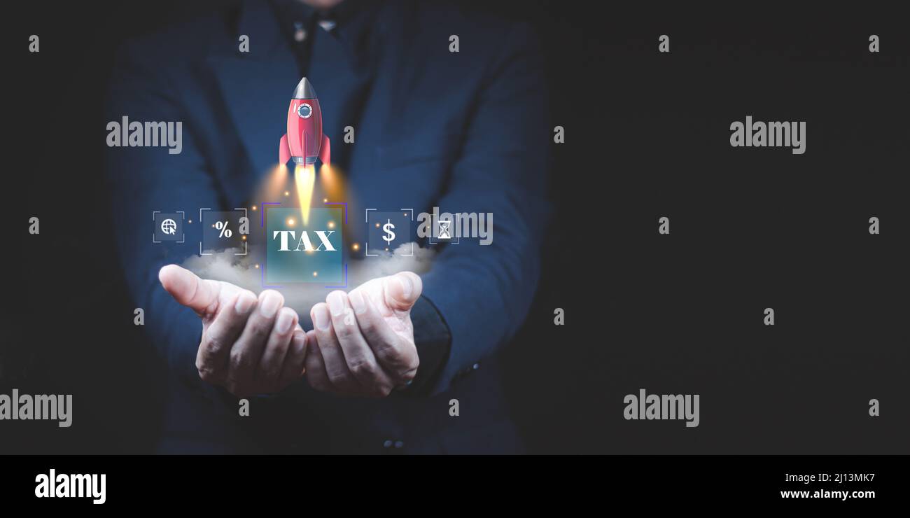 Business Hand klickt auf den virtuellen Bildschirm, um die Steuererklärung online für Steuerzahlungen von Unternehmen wie Mehrwertsteuer, Einkommensteuer und Grundsteuer zu erhalten. Stockfoto