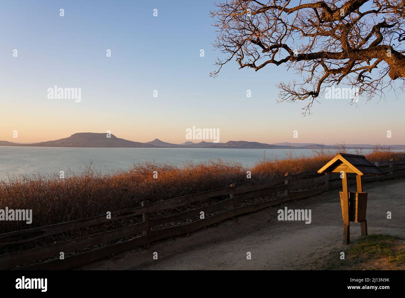 Schöne szaplonczay Promenade Panorama mit plattensee Landschaft in Fonyod Ungarn mit badacsony Hügel Hintergrund Stockfoto