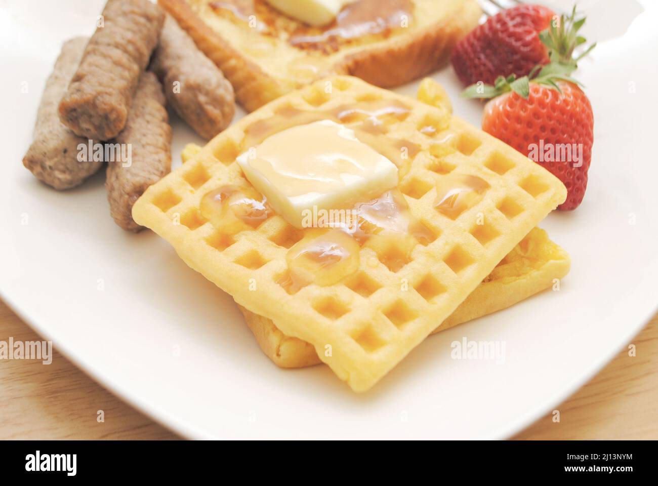 Nahaufnahme von Waffeln mit Butter auf der Oberseite Stockfoto