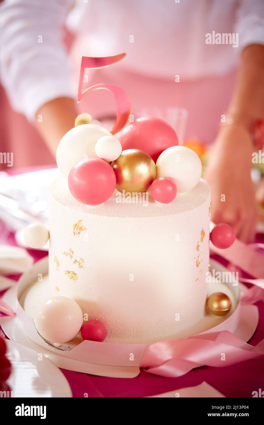 Geburtstag rosa girly 5th Jahrestag Kuchen. Firmenfeier, Firmenjubiläum Konzept. Rosa Dessert Hintergrund, Nachbildung festliche Kuchen. Hoher pH-Wert Stockfoto