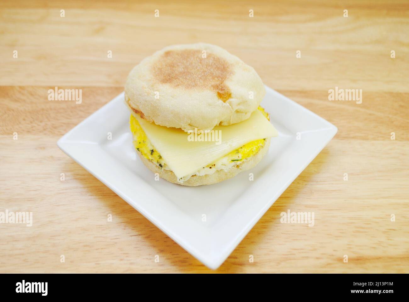 Ei- und Käsesandwich auf einem englischen Muffin Stockfoto