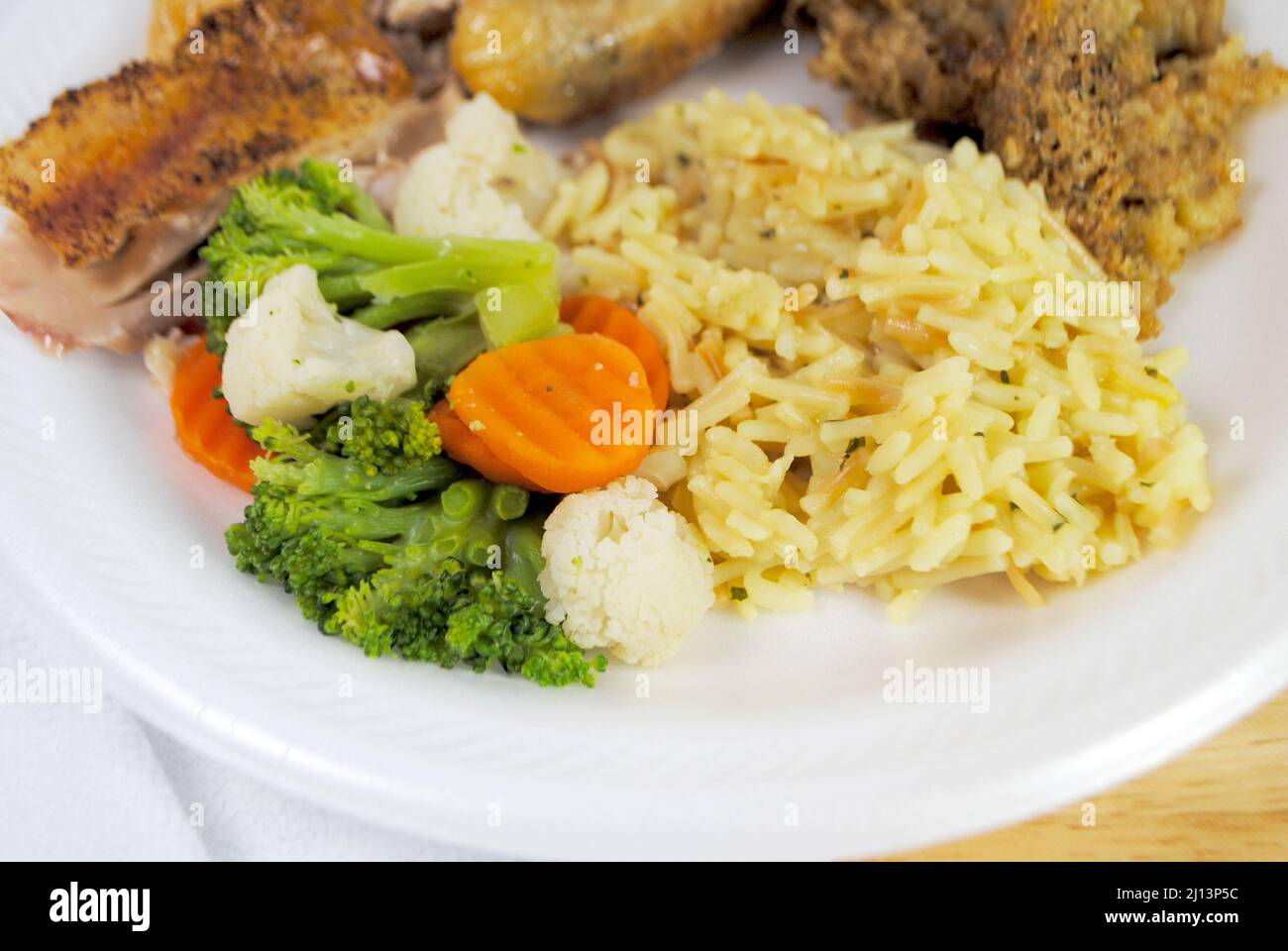 Gemischtes Gemüse aus Broccoli, Blumenkohl und Karotten Stockfoto