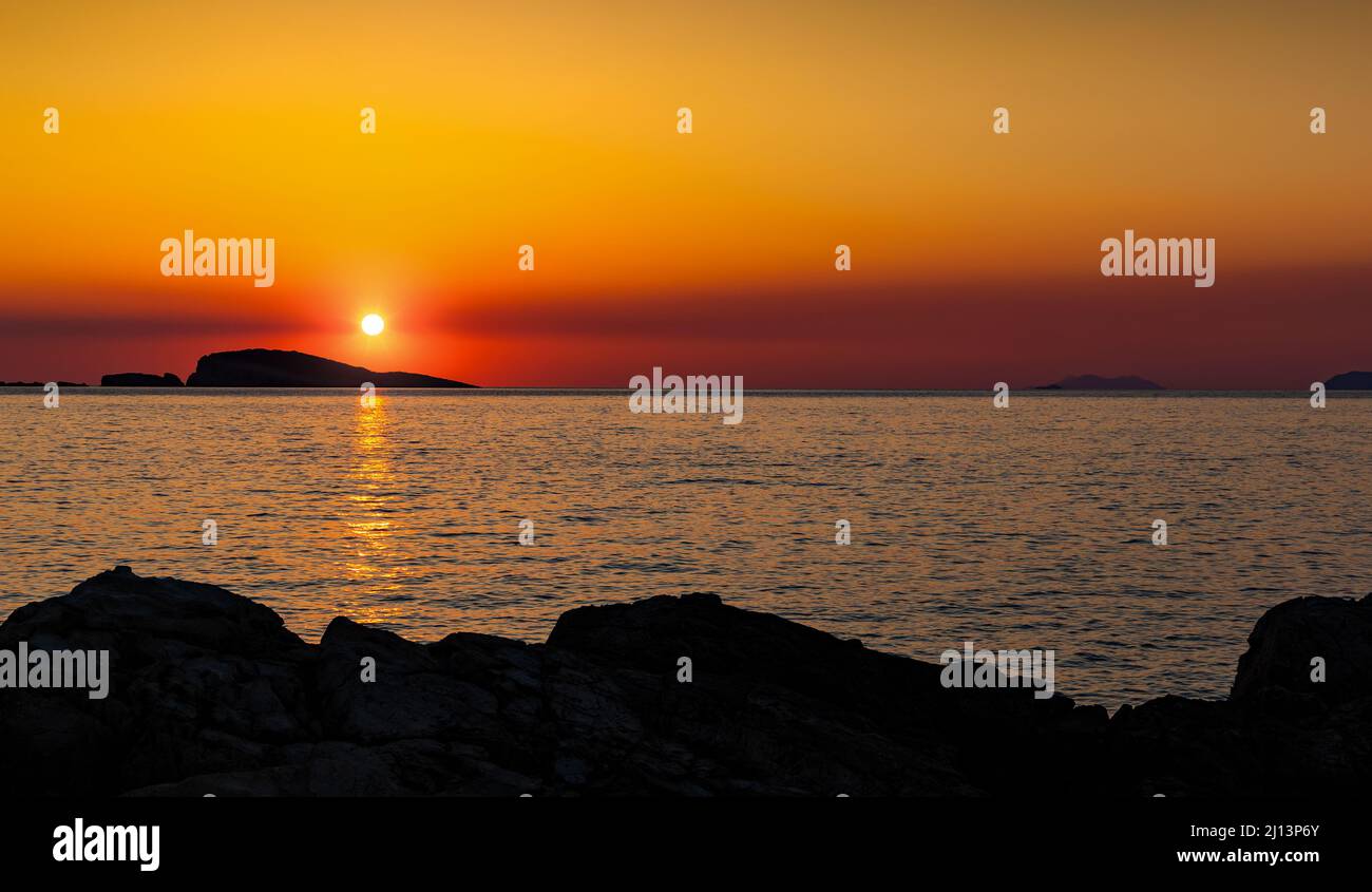 Orangefarbener Sonnenuntergang über dem Meer. Abendliche Meereslandschaft. Stockfoto