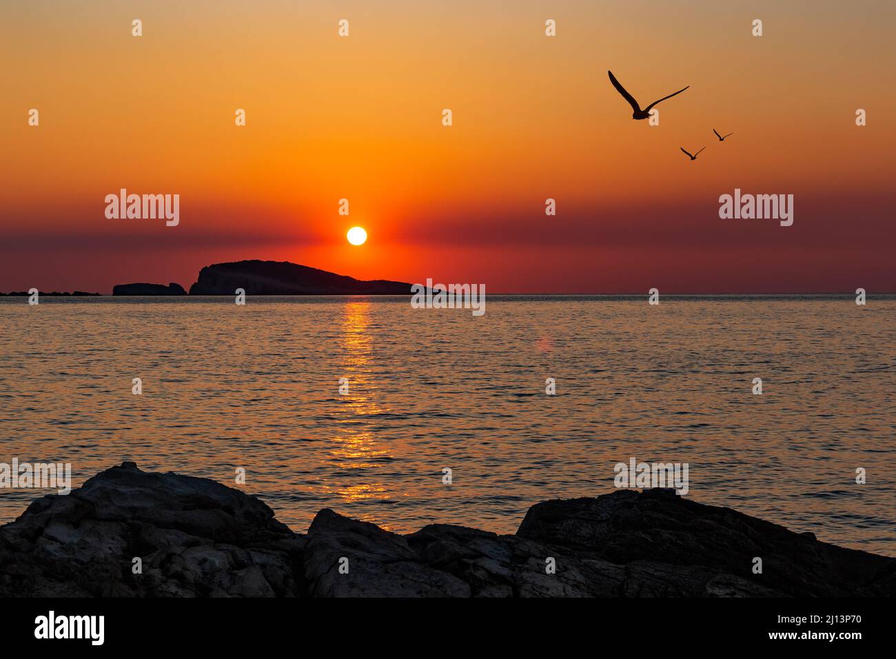 Orangefarbener Sonnenuntergang über dem Meer. Abendliche Meereslandschaft. Stockfoto