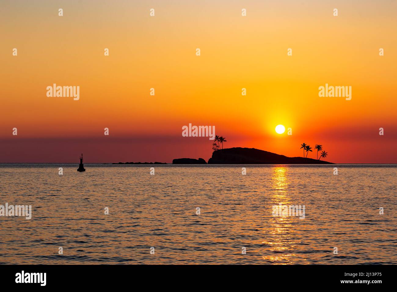 Orangefarbener Sonnenuntergang über dem Meer. Abendliche Meereslandschaft. Stockfoto