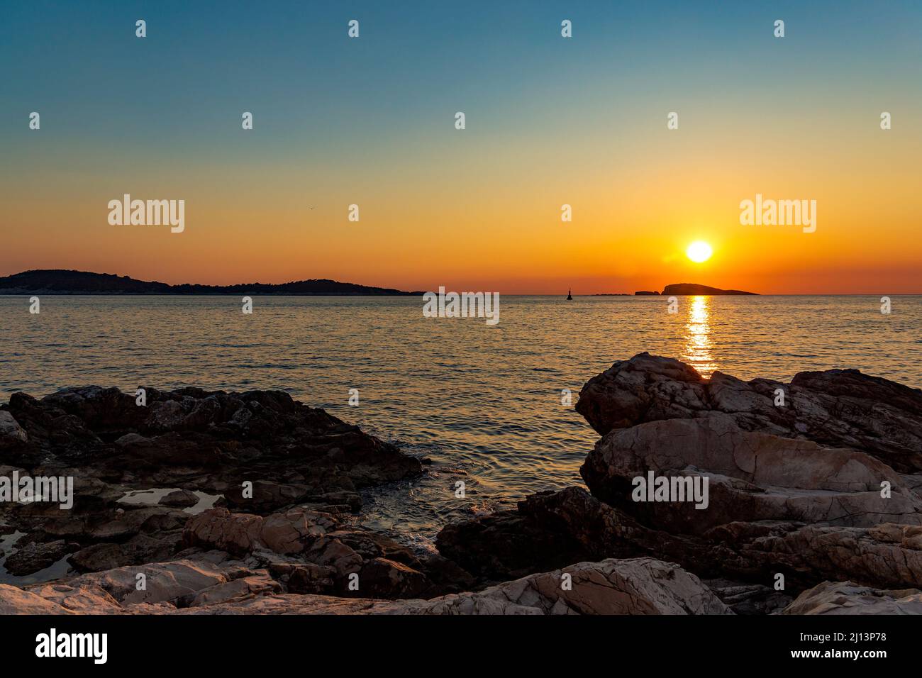 Orangefarbener Sonnenuntergang über dem Meer. Abendliche Meereslandschaft. Stockfoto