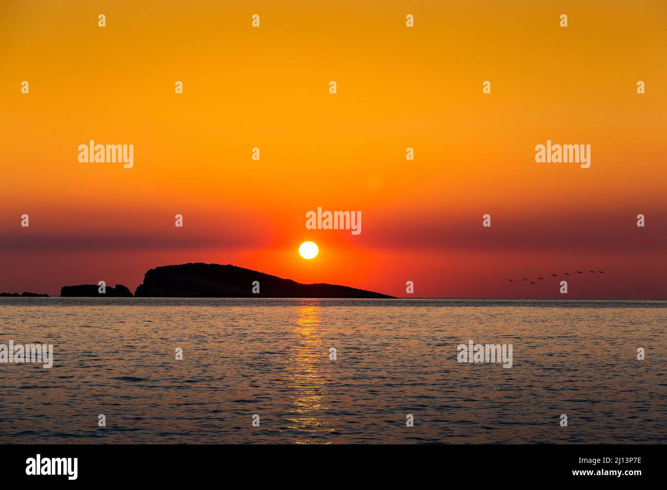 Orangefarbener Sonnenuntergang über dem Meer. Abendliche Meereslandschaft. Stockfoto
