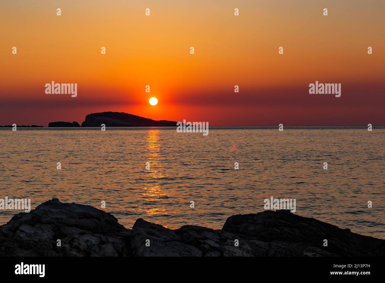 Orangefarbener Sonnenuntergang über dem Meer. Abendliche Meereslandschaft. Stockfoto
