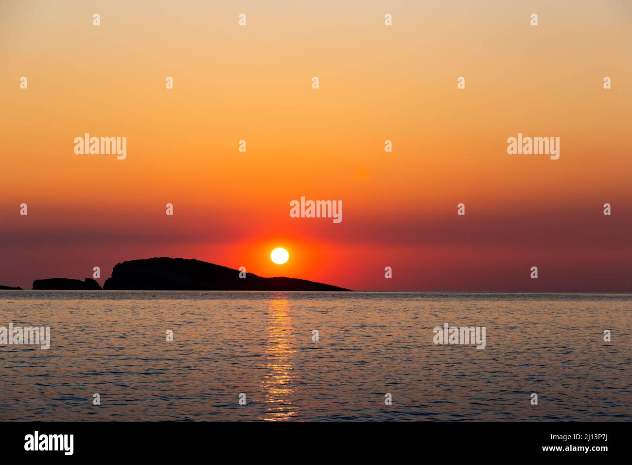 Orangefarbener Sonnenuntergang über dem Meer. Abendliche Meereslandschaft. Stockfoto