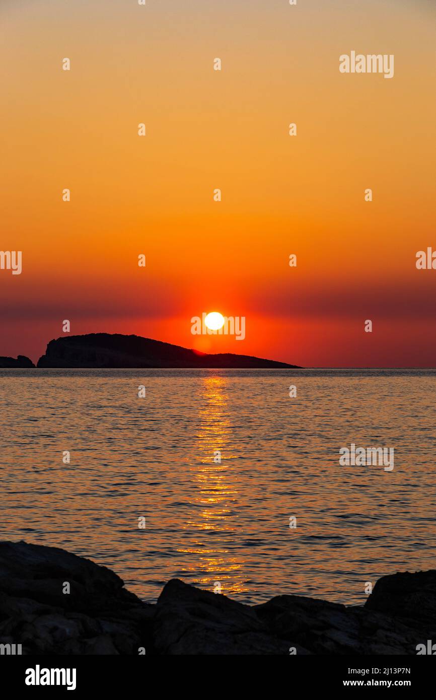 Orangefarbener Sonnenuntergang über dem Meer. Abendliche Meereslandschaft. Stockfoto