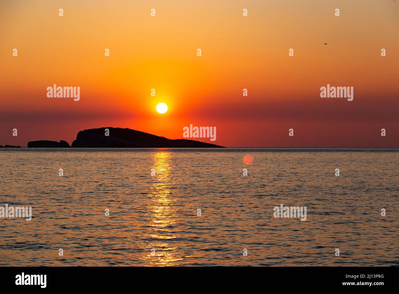 Orangefarbener Sonnenuntergang über dem Meer. Abendliche Meereslandschaft. Stockfoto