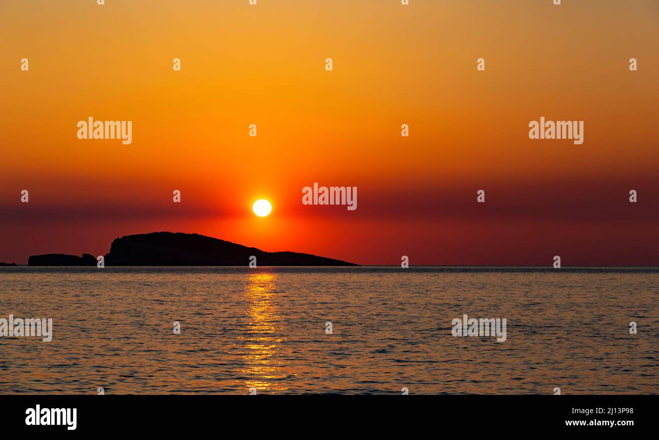 Orangefarbener Sonnenuntergang über dem Meer. Abendliche Meereslandschaft. Stockfoto