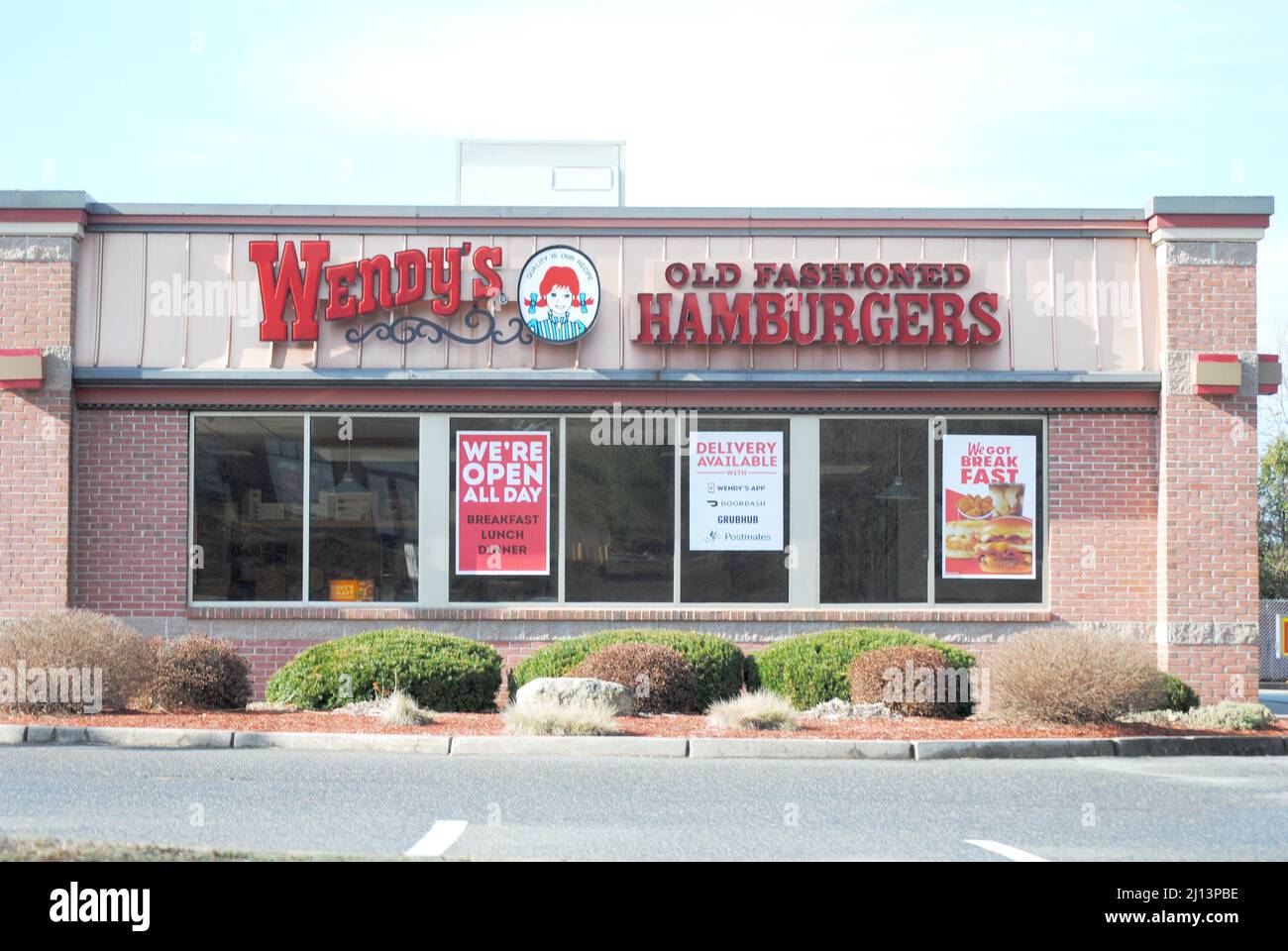 Wendy's Store Front: Wendy's ist eine amerikanische, internationale Burger- und Fast-Food-Restaurantkette. 20. März 2022, North Windom, CT, USA Stockfoto