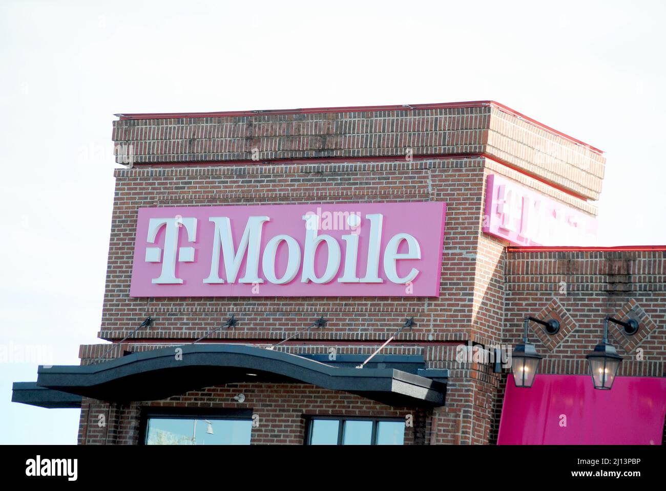 T Mobile, Außenansicht des Geschäfts mit Markenlogo - T-Mobile ist ein Unternehmen für mobile Kommunikation. - 20. März 2022. North Windom, CT, USA Stockfoto