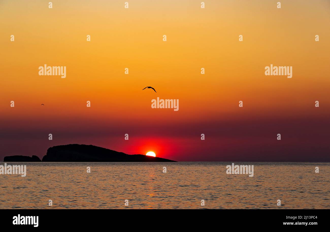 Orangefarbener Sonnenuntergang über dem Meer. Abendliche Meereslandschaft. Stockfoto