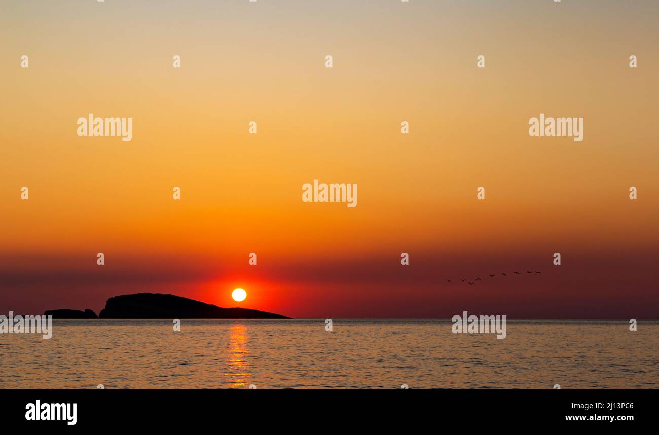 Orangefarbener Sonnenuntergang über dem Meer. Abendliche Meereslandschaft. Stockfoto