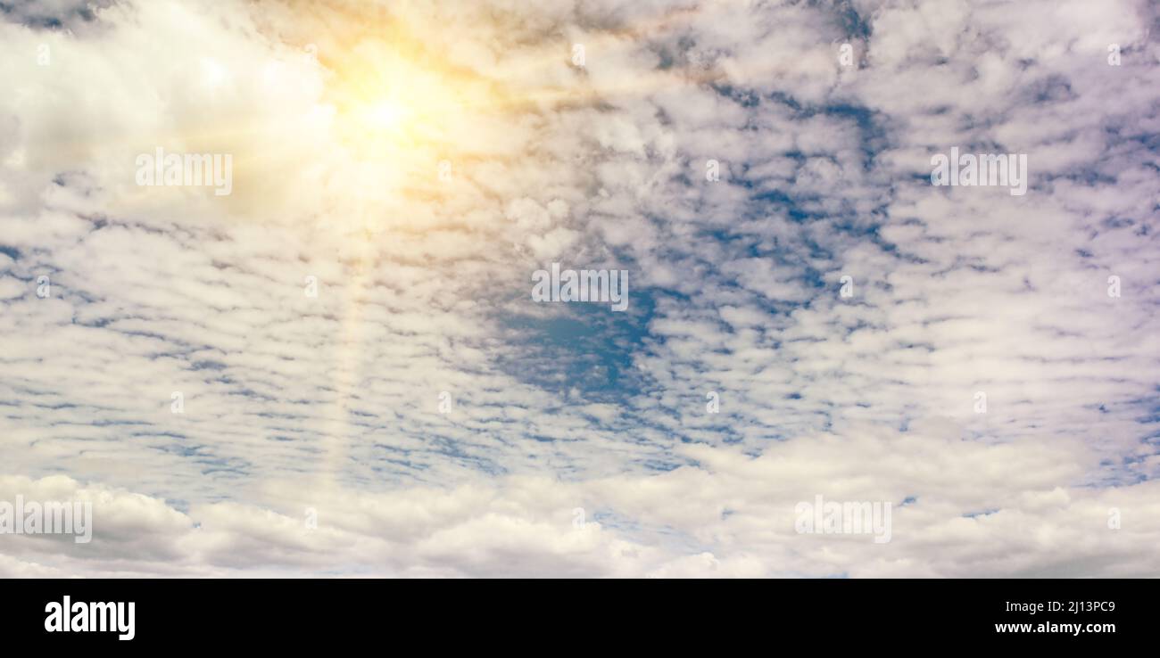 Helle Sonne am blauen Himmel mit weißen Wolken. Stockfoto