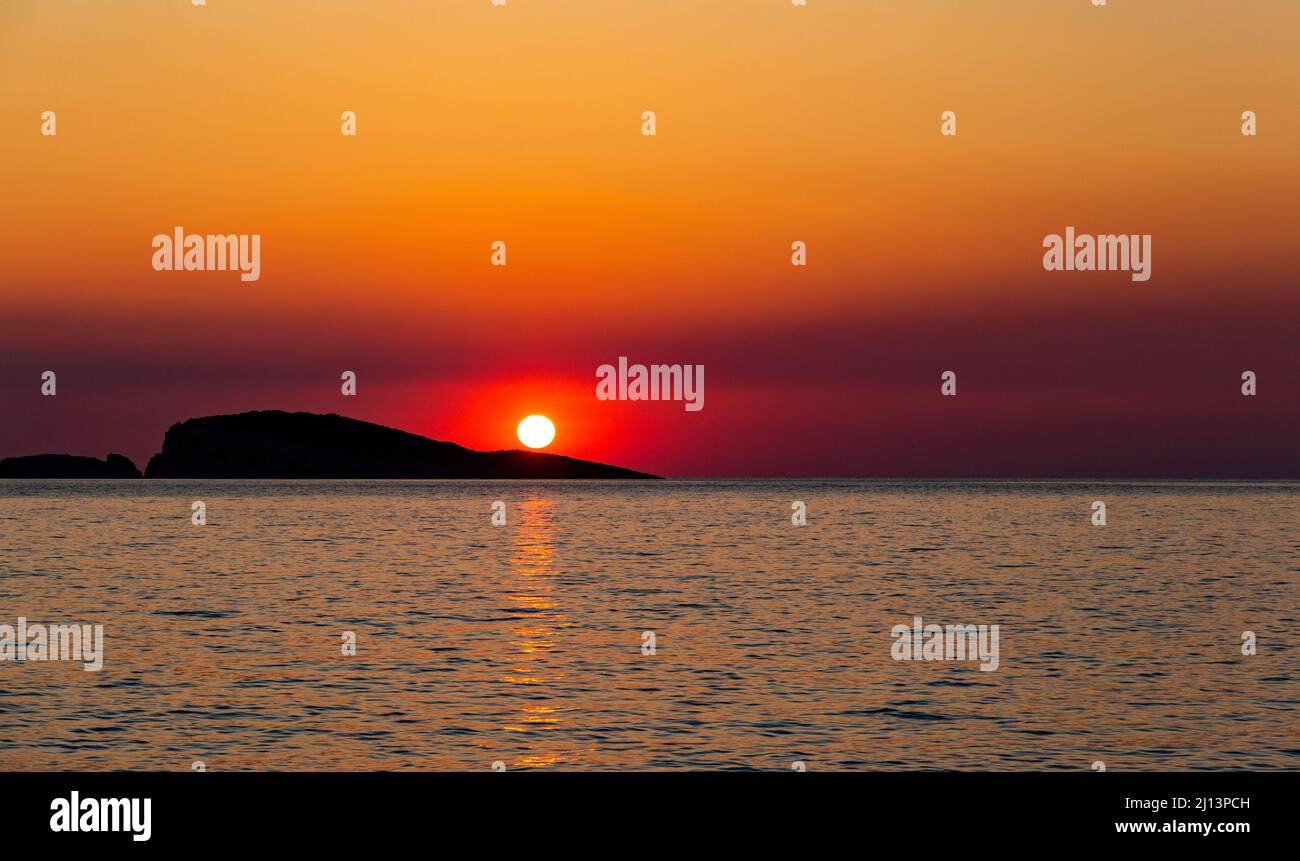Orangefarbener Sonnenuntergang über dem Meer. Abendliche Meereslandschaft. Stockfoto