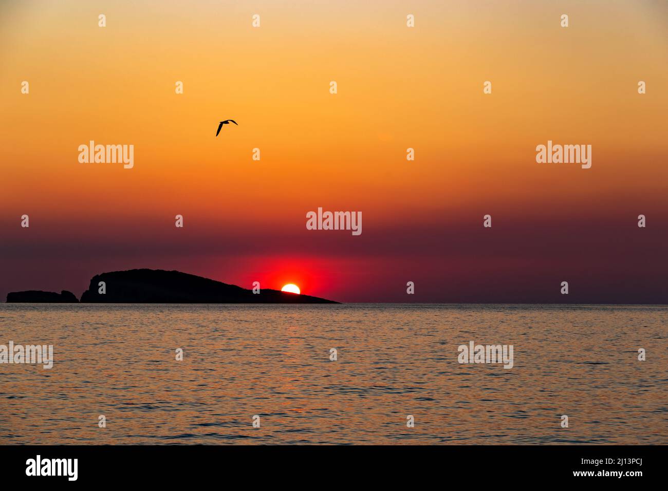 Orangefarbener Sonnenuntergang über dem Meer. Abendliche Meereslandschaft. Stockfoto