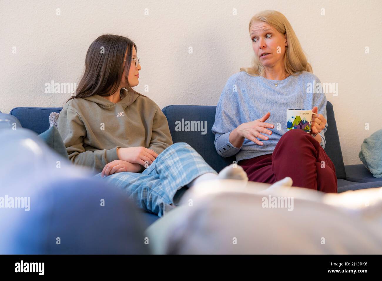 Mutter und Tochter, Teenager, 13 Jahre alt, im vertraulichen Gespräch, zu Hause, Stockfoto