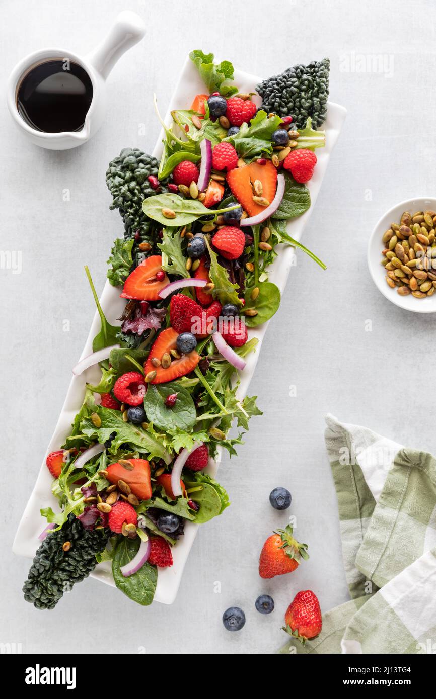 Ein frischer Sommerbeersalat mit Balsamico-Dressing und gerösteten Kürbiskernen. Stockfoto