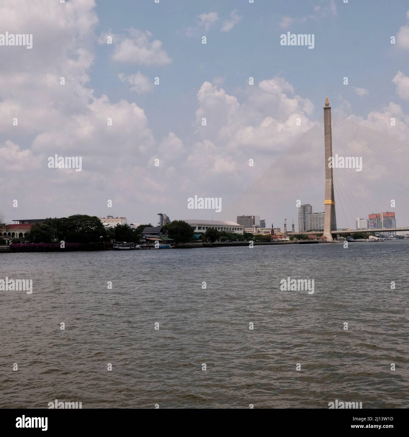 Tower of King Rama VIII Bridge Chao Phraya River (Orange Flag Express Boot Pier N14) Bangkok Thailand Stockfoto