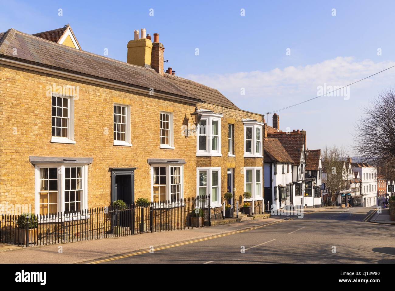 Blick auf die alten Gebäude in Windhill und die High Street in Bishop's Stortford. VEREINIGTES KÖNIGREICH Stockfoto