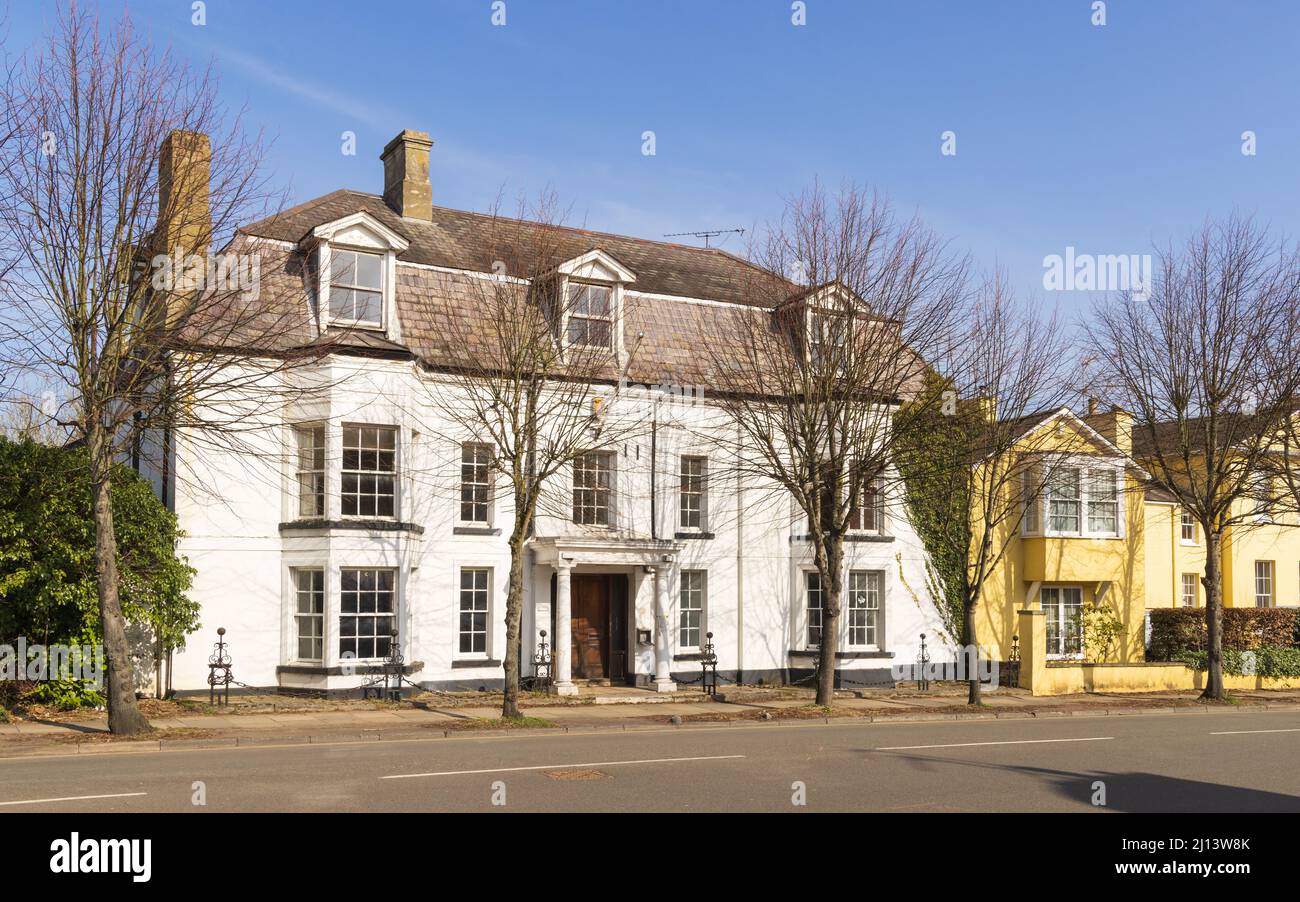 Blick auf die Gebäude in Windhill, darunter das alte Gebäude der British Legion im Vordergrund. Stockfoto
