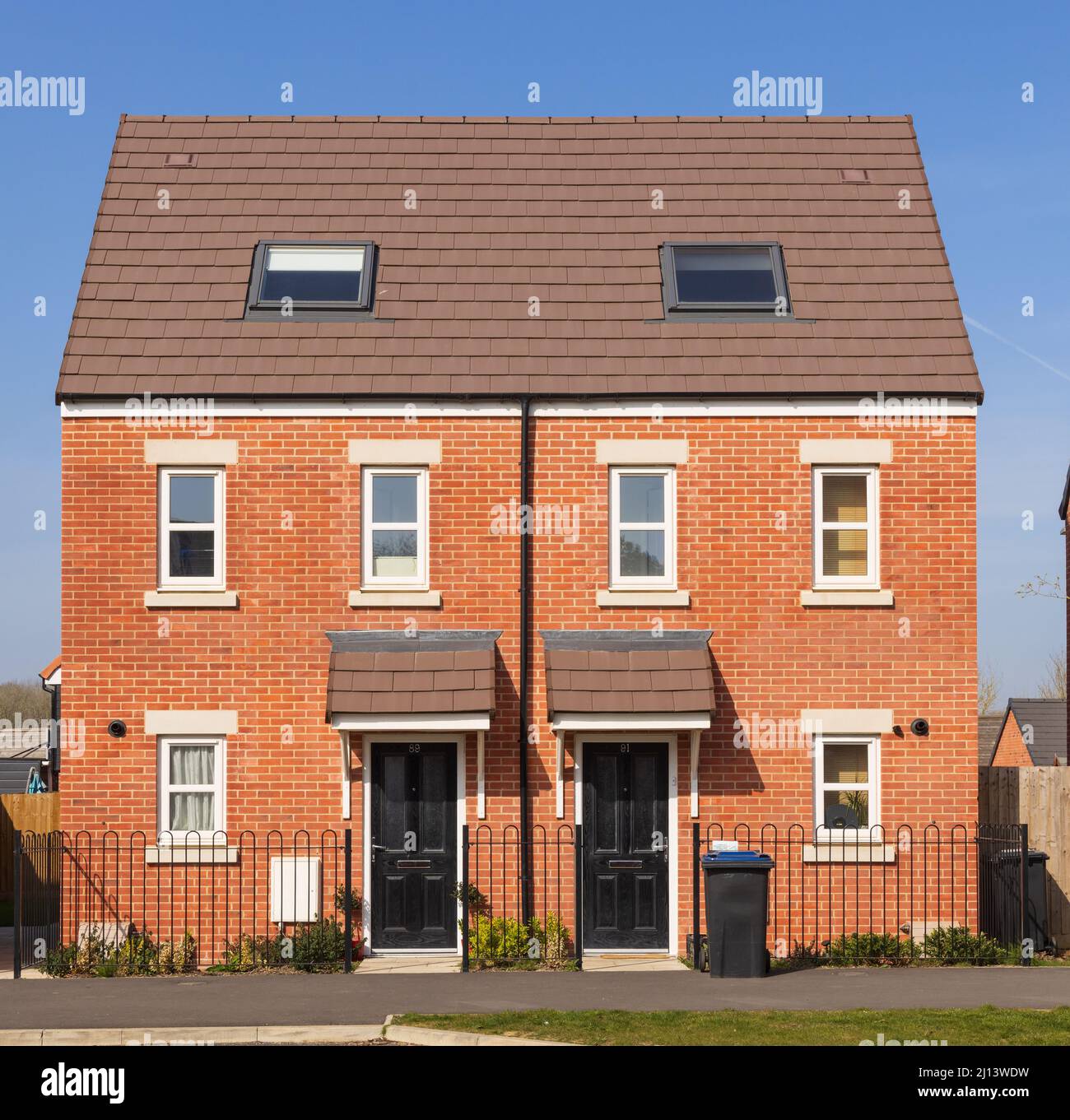 Doppelhaushälfte Neubau Häuser in der neuen Stortford Fields Wohnsiedlung. Bishop's Stortford. VEREINIGTES KÖNIGREICH. Stockfoto