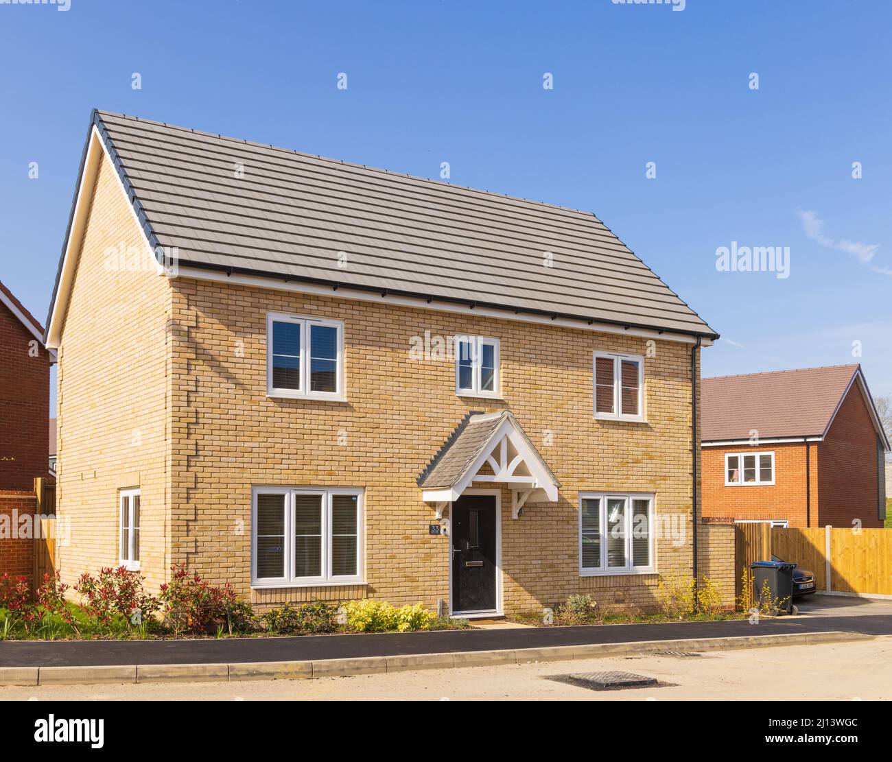 Freistehendes neues Bauhaus in der Stortford Fields Wohnsiedlung. Bishop's Stortford. VEREINIGTES KÖNIGREICH Stockfoto