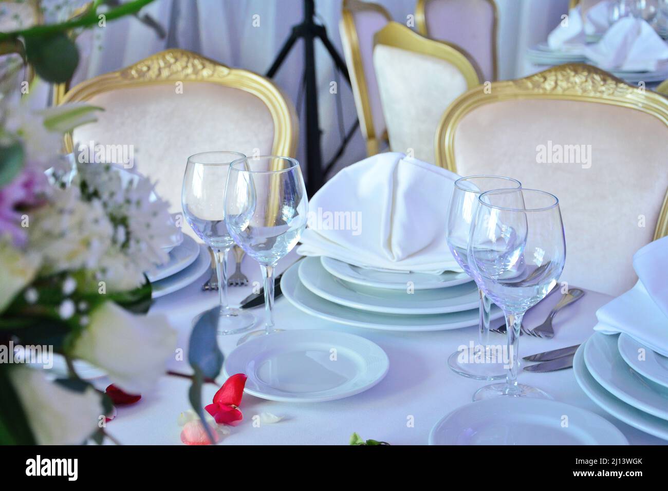 Anordnung eines eleganten Hochzeitstisches in einem Ballsaal für besondere Anlässe Stockfoto
