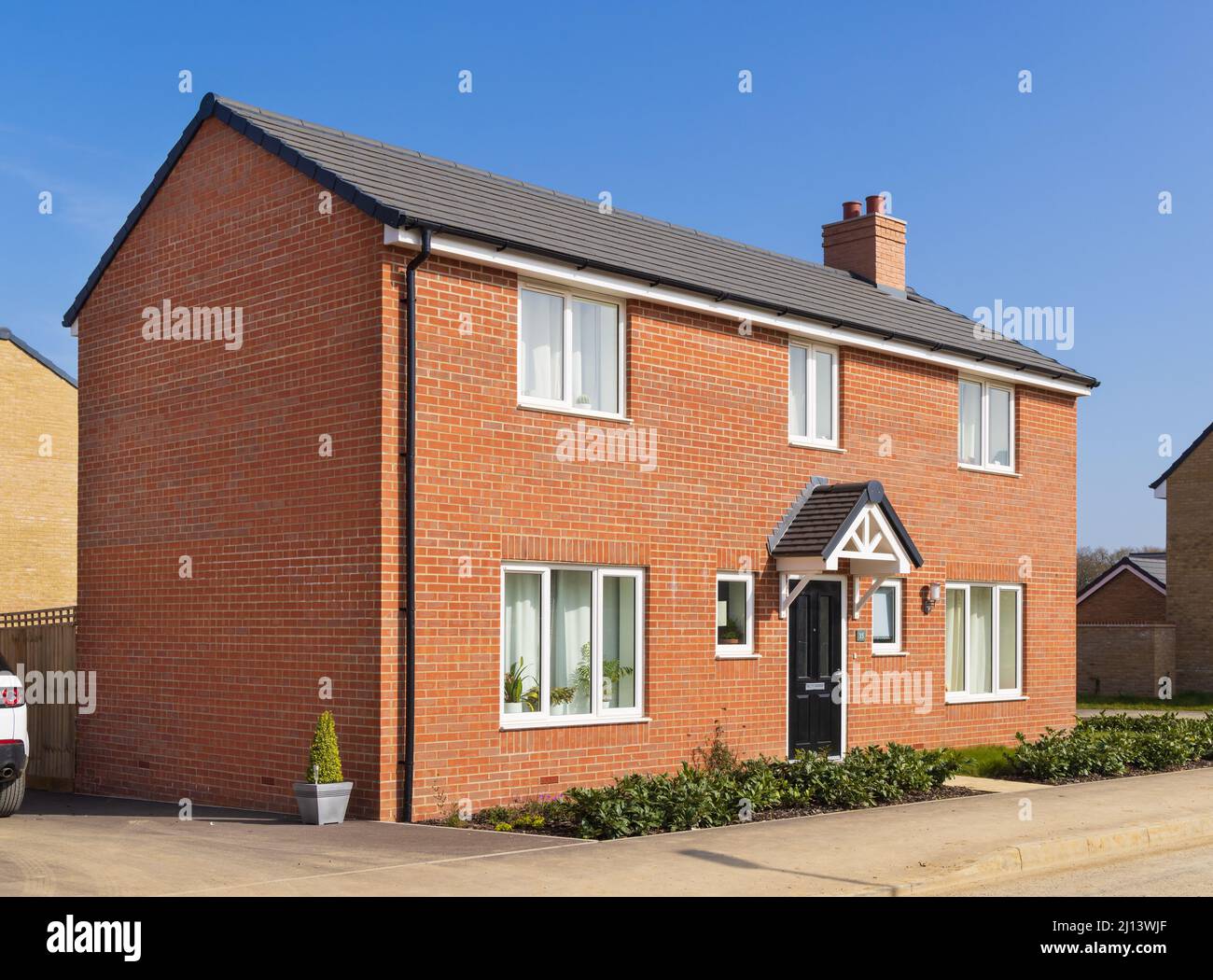 Freistehendes neues Bauhaus in der Stortford Fields Wohnsiedlung. Bishop's Stortford. VEREINIGTES KÖNIGREICH Stockfoto