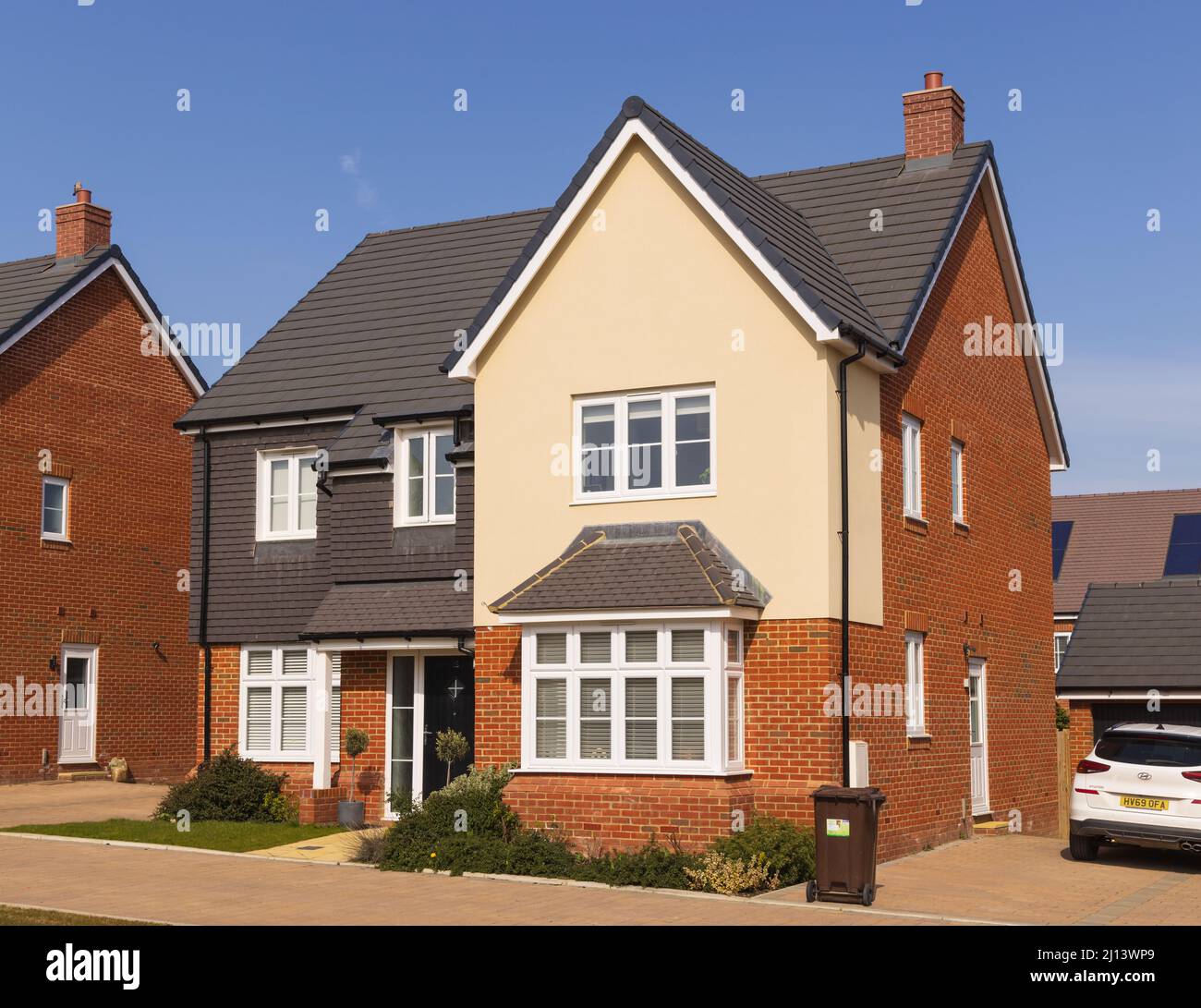 Freistehendes neues Bauhaus in der Stortford Fields Wohnsiedlung. Bishop's Stortford. VEREINIGTES KÖNIGREICH Stockfoto