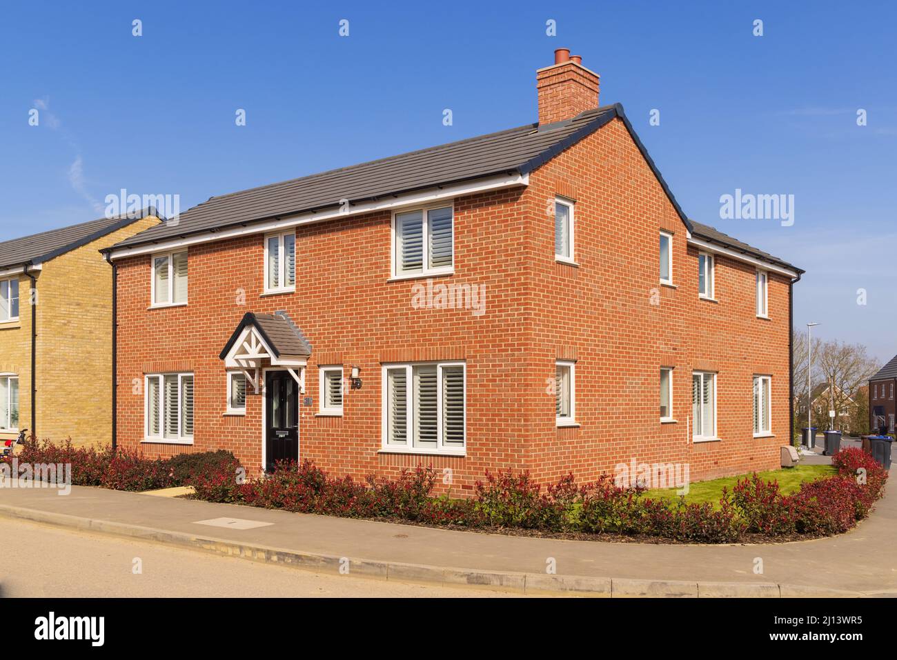 Freistehendes neues Bauhaus in der Stortford Fields Wohnsiedlung. Bishop's Stortford. VEREINIGTES KÖNIGREICH Stockfoto
