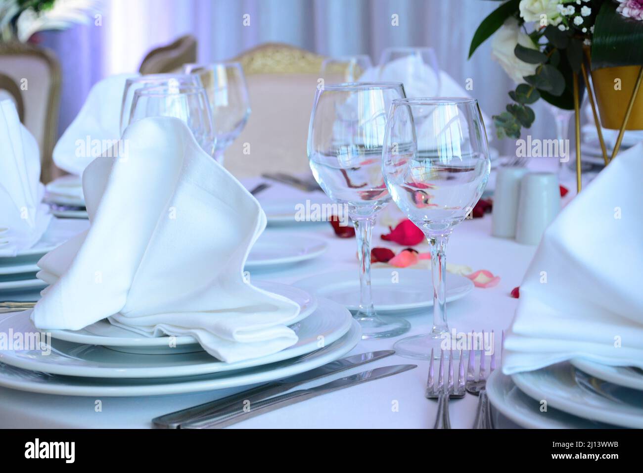 Anordnung eines eleganten Hochzeitstisches in einem Ballsaal für besondere Anlässe Stockfoto