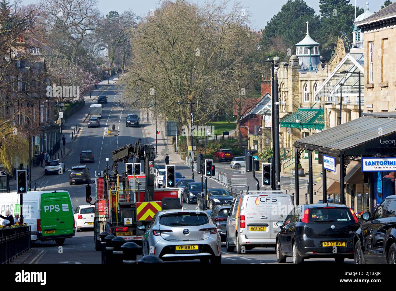 Verkehr auf der Parliament Street, Harrogate, North Yorkshire, England Stockfoto