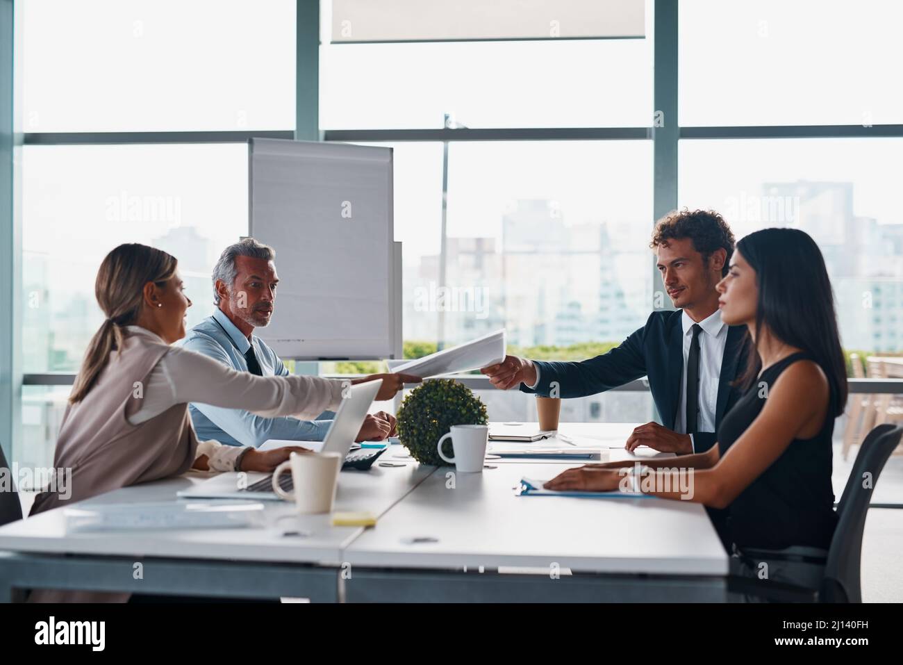 Es ist Zeit, dieses wichtige Dokument auszuhändigen. Eine kurze Aufnahme von Geschäftsleuten, die im Sitzungssaal ein Meeting abhalten. Stockfoto