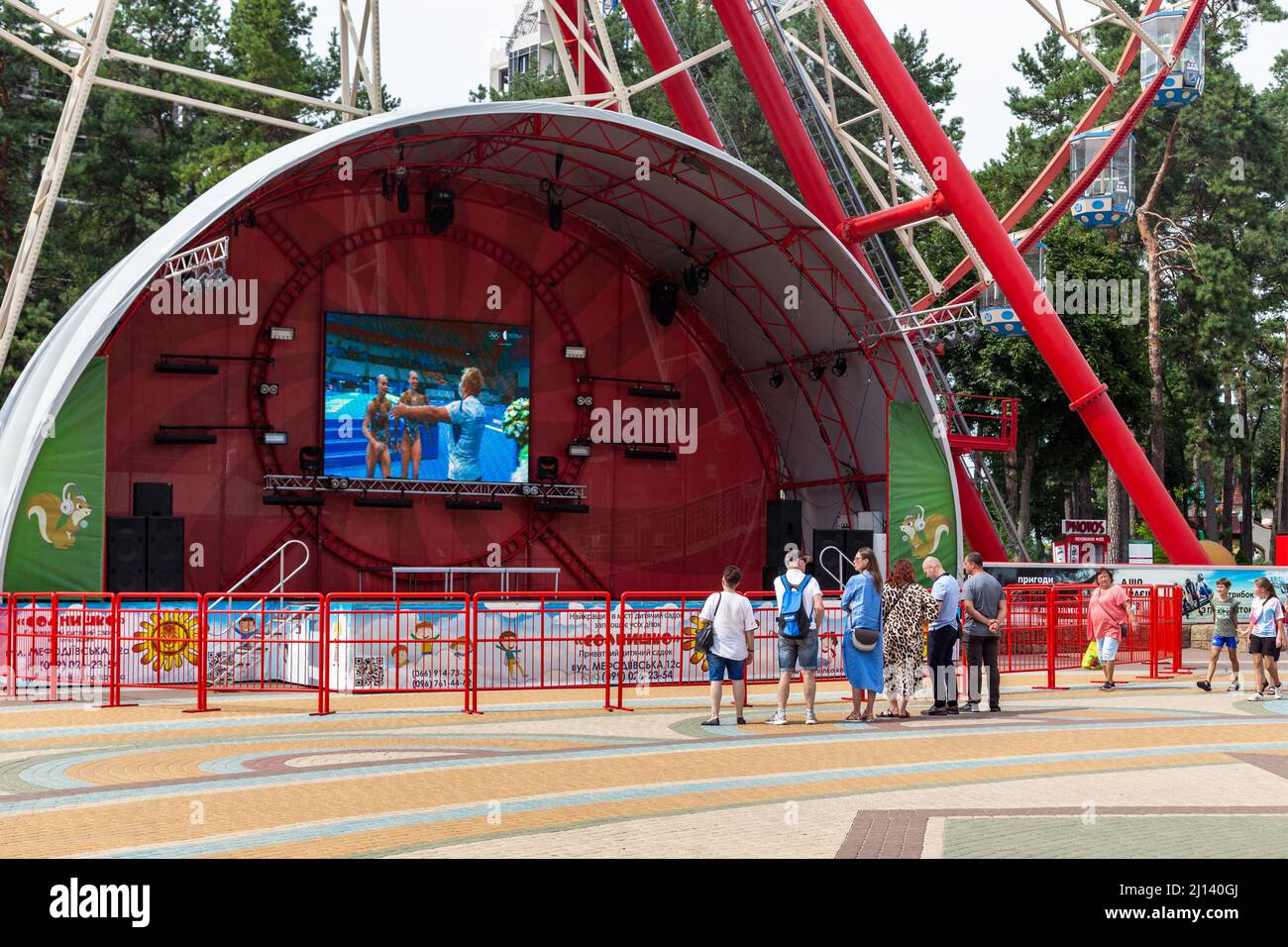 KHARKIV, UKRAINE - 3. AUGUST 2021: Das ist ein Sommertheater neben dem Riesenrad, das zur Übertragung der Olympischen Spiele umgebaut wurde, im Central Park of Cult Stockfoto