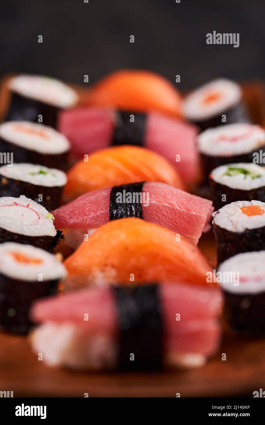 Köstliche Auswahl an frisch zubereitetem Sushi Stockfoto