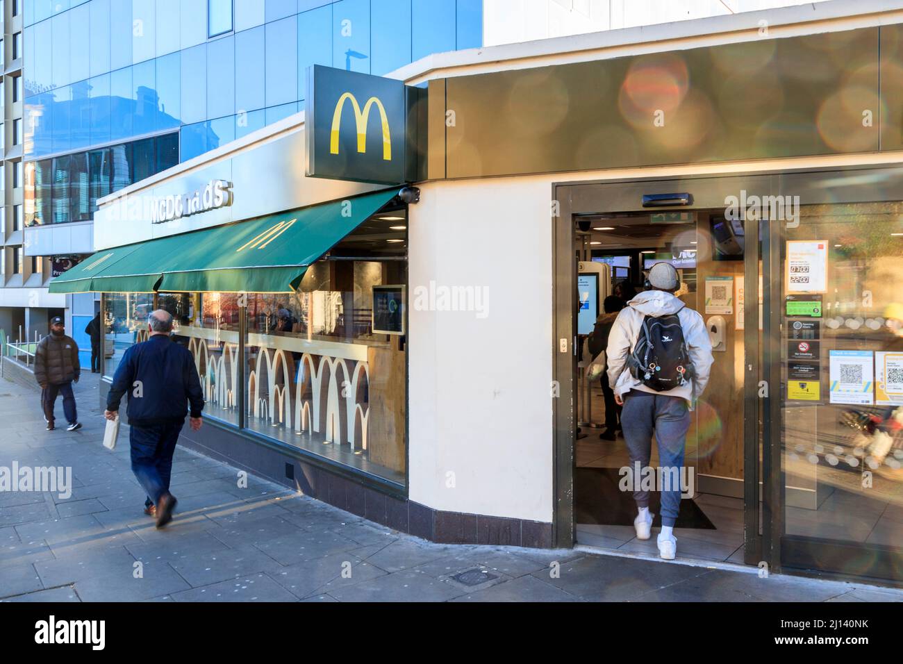 Ein Mann tritt in eine Niederlassung von McDonalds in Archway, North London, Großbritannien, ein Stockfoto