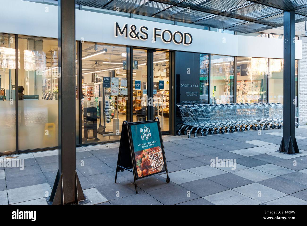 Der Eingang zur M&S Food Hall in der Archway Mall, North London, Großbritannien Stockfoto