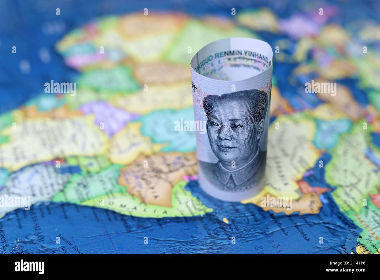 Chinesischer Yuan auf der Karte von Afrika und Saudi-Arabien. Konzept des Ölkaufs, wirtschaftliche Zusammenarbeit zwischen den Ländern Peking und dem Nahen Osten Stockfoto