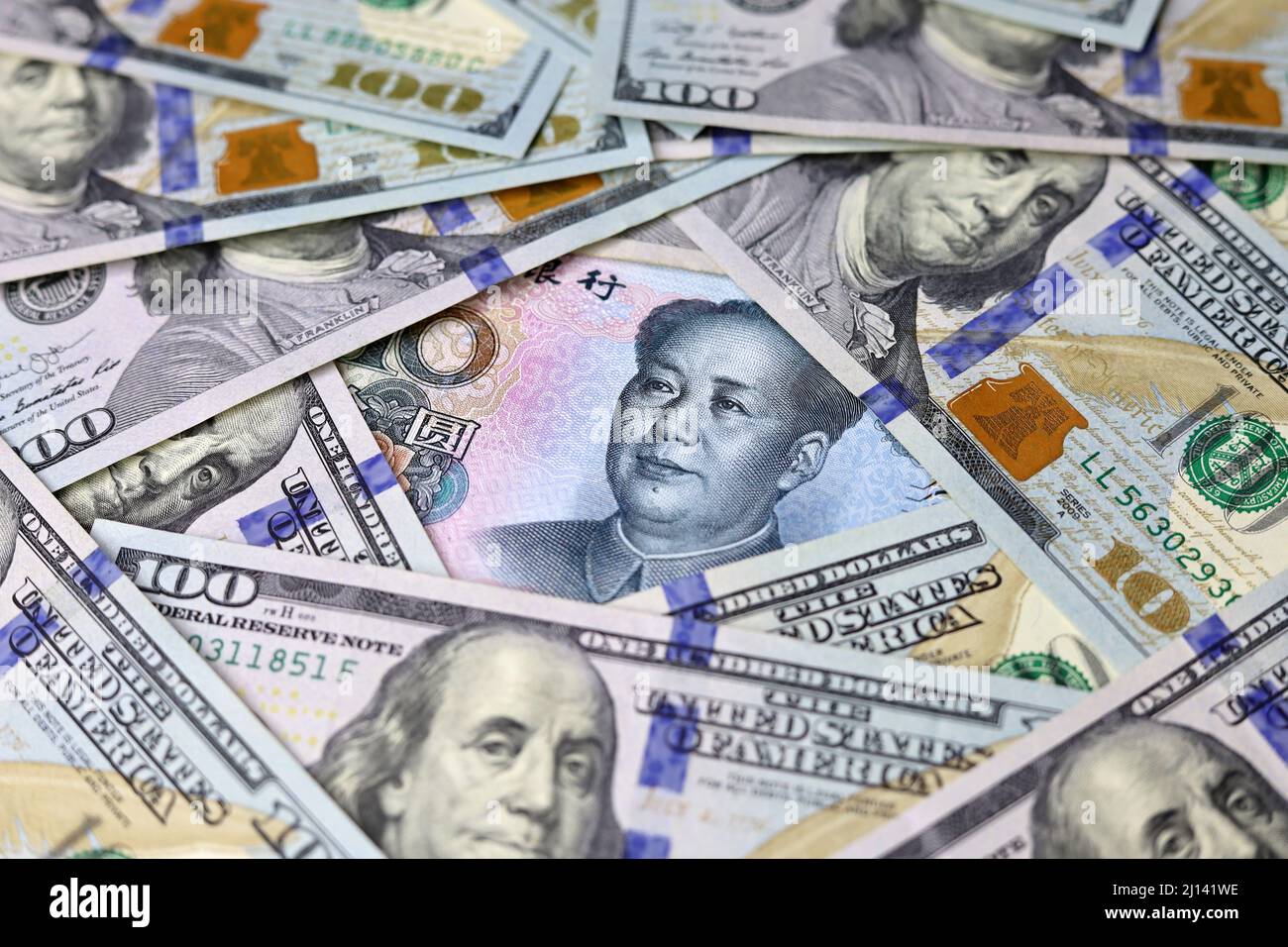 Chinesische Yuan-Banknote und US-Dollar. Konzept des Handelskrieges zwischen China und den USA, Wirtschaft, Sanktionen Stockfoto